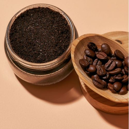 Vyživující sprchový kávový peeling s vanilkou a makadamiemi – Kořeněná káva